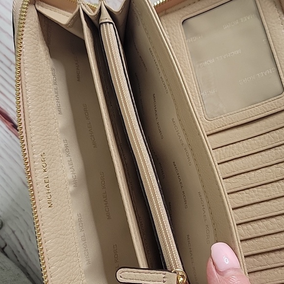 Michael Kors Beige Wallet Leather Lauryn Wallet NWOT - Picture 8 of 8